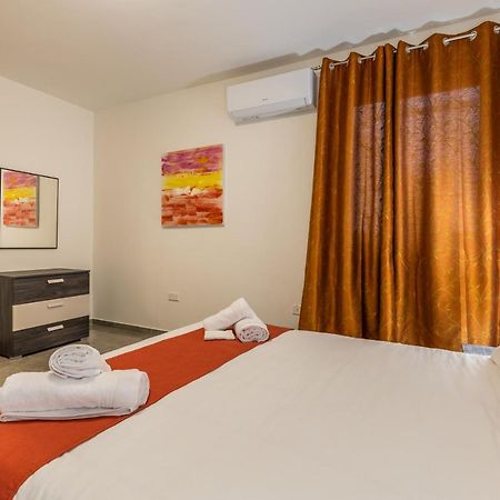 3 Bedroom Apartment - Walking Distance From Airport Gudja Εξωτερικό φωτογραφία