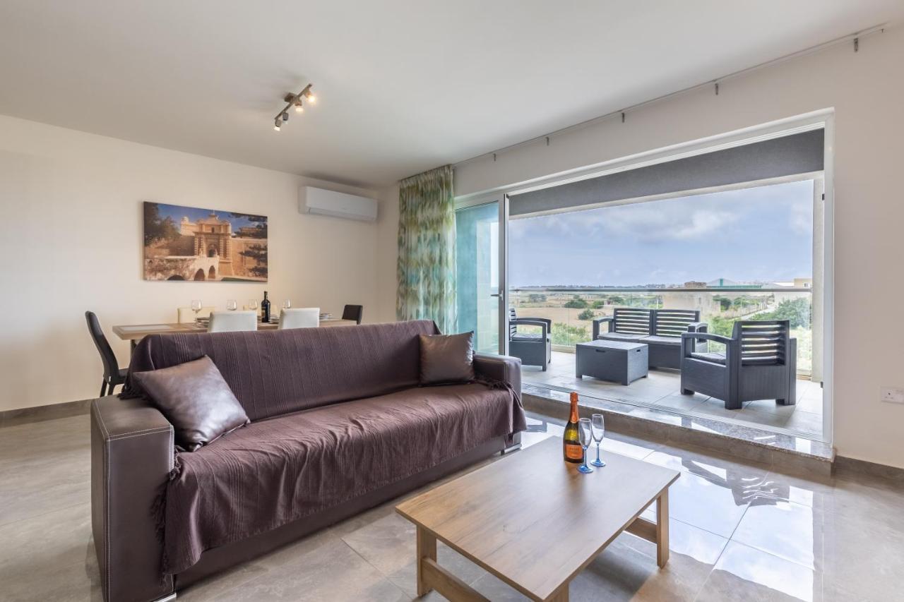 3 Bedroom Apartment - Walking Distance From Airport Gudja Εξωτερικό φωτογραφία